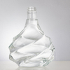Botella de brandy de ondulaciones irregulares con curvas fluidas suaves
