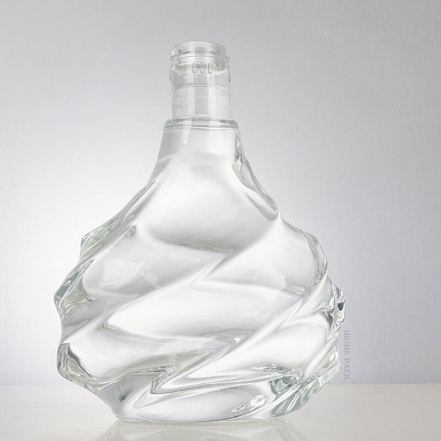 Botella de brandy de ondulaciones irregulares con curvas fluidas suaves
