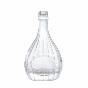 Botella de licor de vidrio en forma de pera con patrones de acanalado vertical