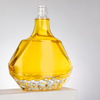 Botella liuqor de vidrio de forma angular con lados facetados