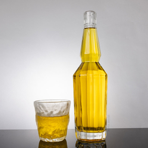 Botella de whisky de vidrio angular hexagonal con cuello largo