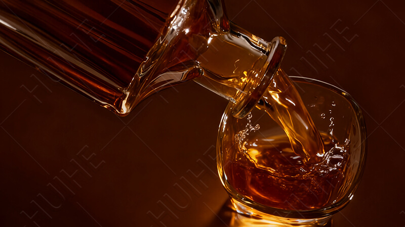 Decantador de whisky de vidrio vertiendo