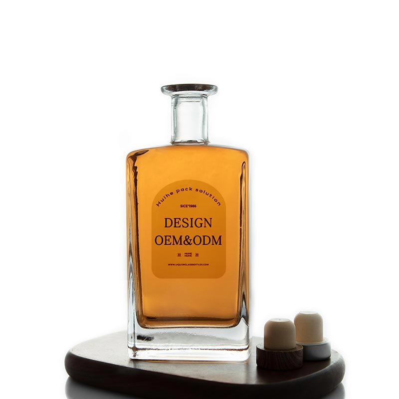 Botella de whisky de vidrio cuadrada de 700 ml con acabado de corcho