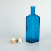 Botella de licor de vidrio azul cuadrada de 750 ml