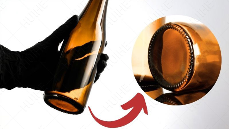 Botellas de cerveza con crestas en la parte inferior - fondo de cerveza