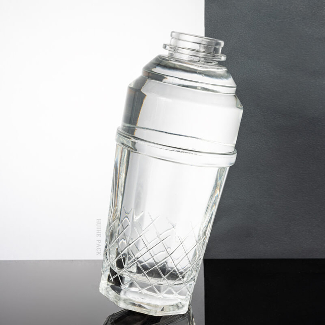 Botella de licor en forma de c&oacute;ctel con textura de diamante Bottom