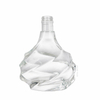 Botella de brandy de ondulaciones irregulares con curvas fluidas suaves