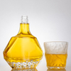 Botella liuqor de vidrio de forma angular con lados facetados