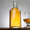 Botella de licor de vidrio plano al por mayor personalizada de 125 ml con tap&oacute;n de rosca