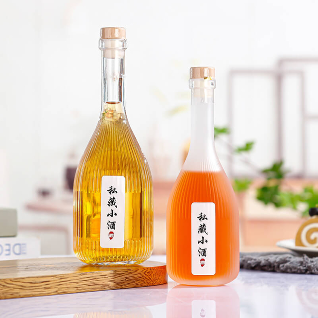 Botellas de copa de vino dulce a rayas de cuello largo