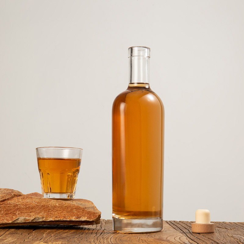 botella de licor de vidrio