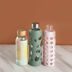 Botella de agua de vidrio de borosilicato de alto cilindro con cuello de tornillo