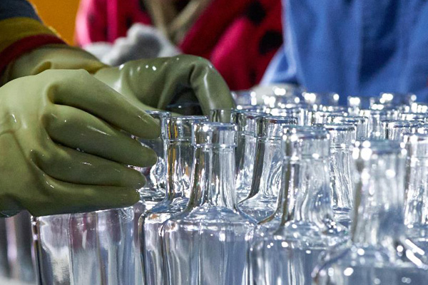 botella de licor de vidrio de corcho