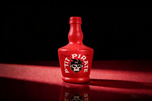 botella de licores de vidrio rojo