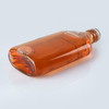 Botella de vidrio con frasco de licor de whisky y vodka