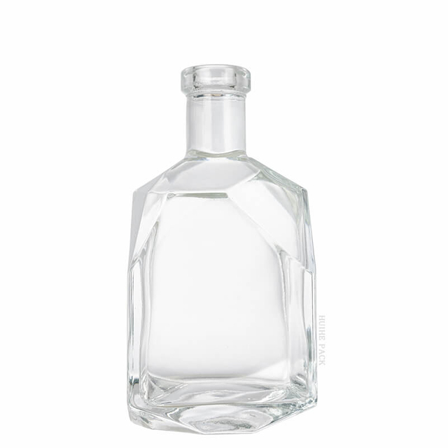 Estructura angular irregular Bordes facetados de licor Botella