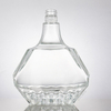 Botella liuqor de vidrio de forma angular con lados facetados