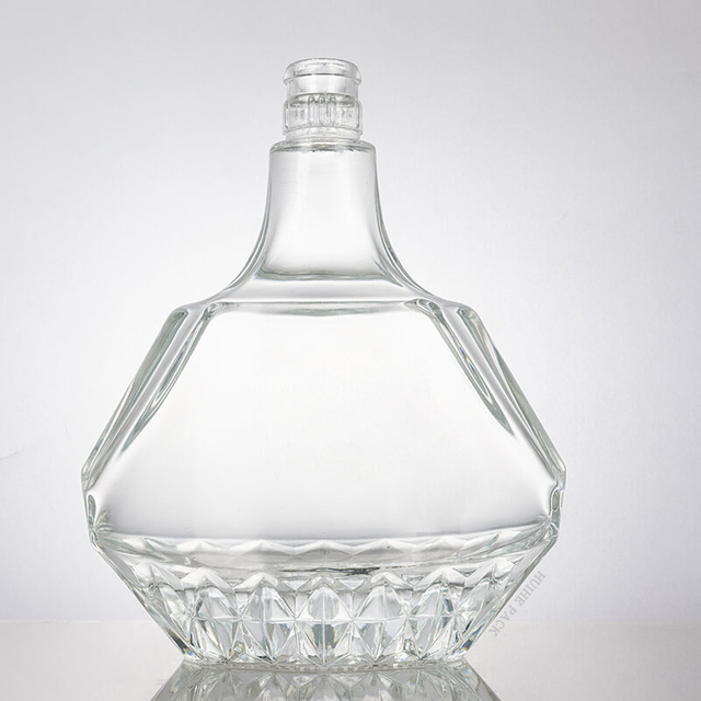 Botella liuqor de vidrio de forma angular con lados facetados