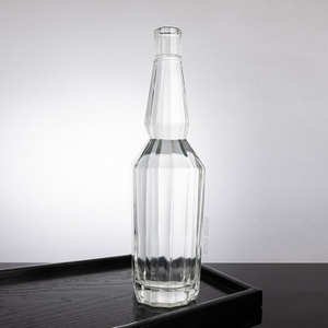 Botella de whisky de vidrio angular hexagonal con cuello largo