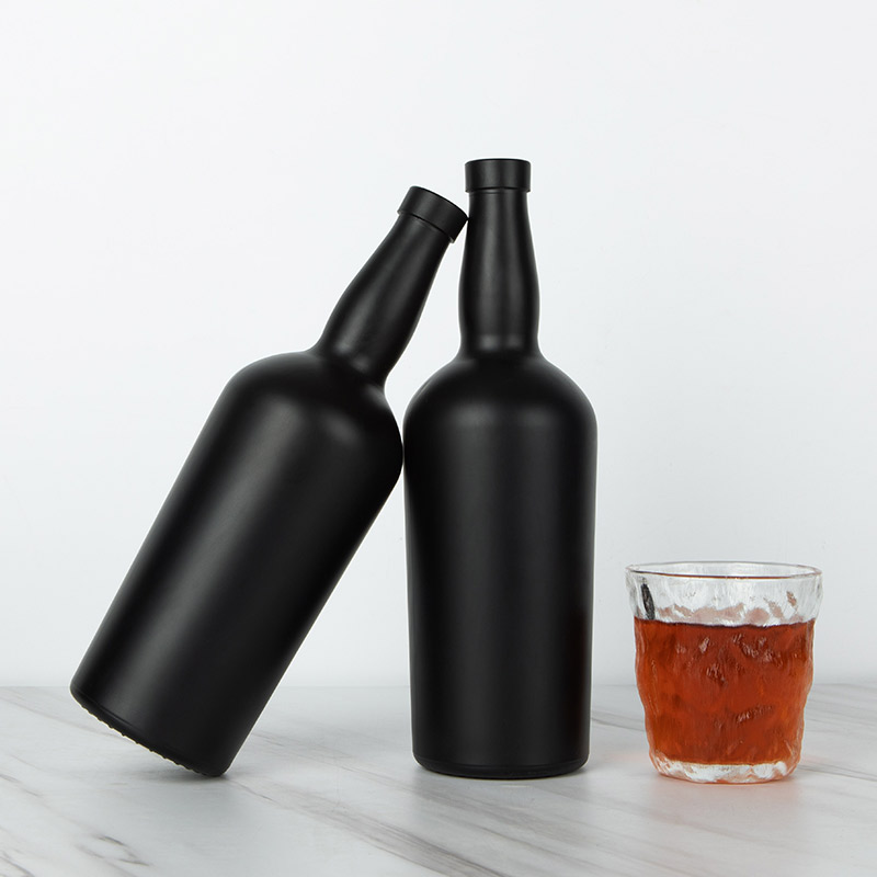 botella de vidrio tennessee negro