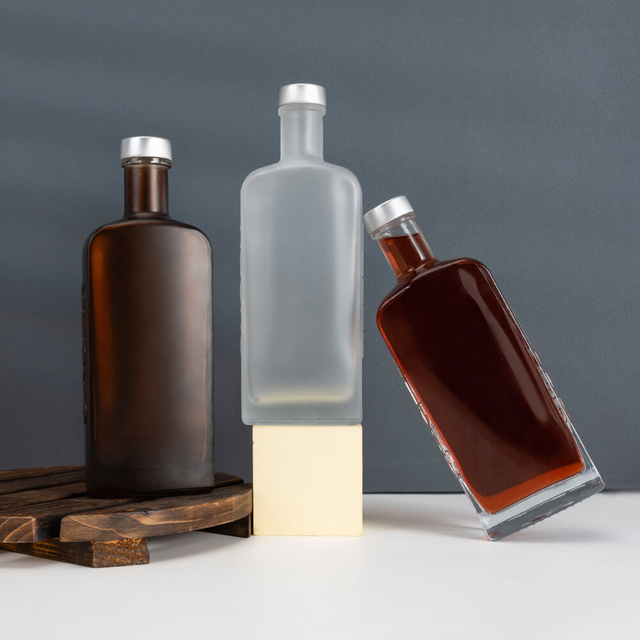 Botellas de alcohol de vidrio transparente rectangular y de vidrio transparente