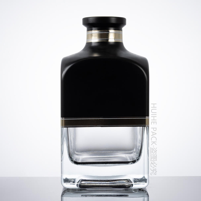 Botella de whisky de cristal cuadrada con dise&ntilde;o negro mate de 500 ml y 700 ml