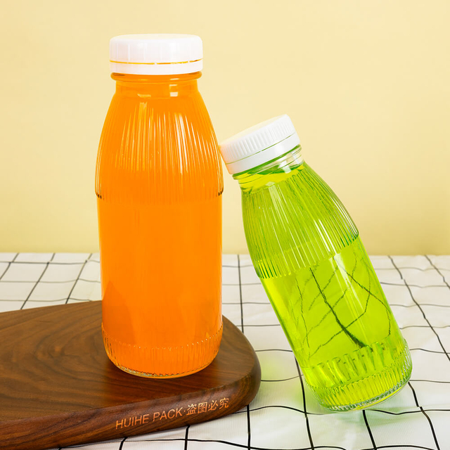 Botellas de bebidas de vidrio acanalado de 300 ml y 500 ml con tapas de rosca