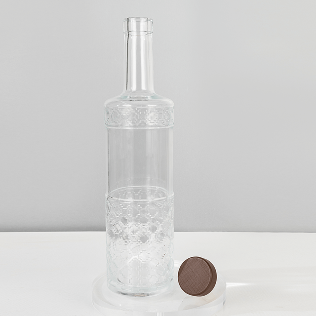 Botella de licor de vidrio de cilindro delgado en relieve de 700 ml con corcho