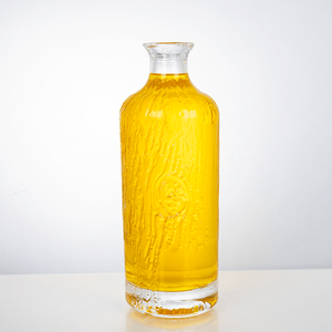 Patrón en relieve de 700 ml de botella de licor de vidrio de flujo de agua