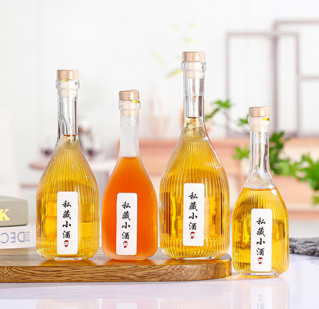 Botellas de copa de vino dulce a rayas de cuello largo