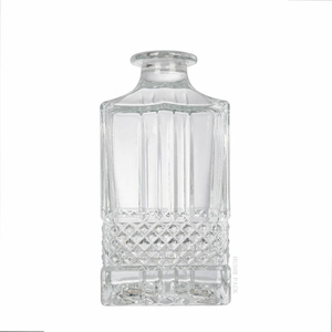 Intrincada botella de licor de vidrio en relieve de diamantes