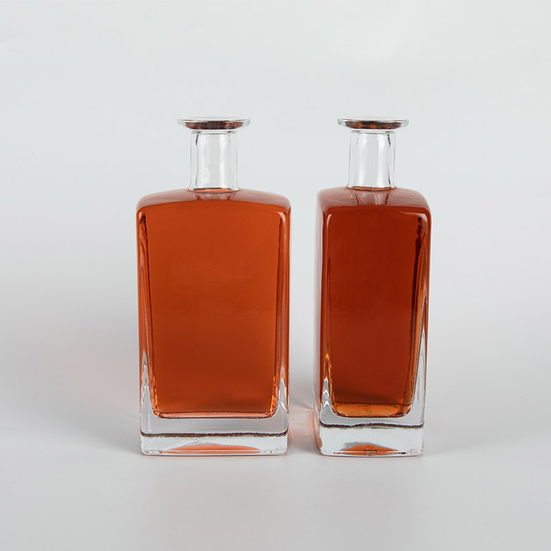 botella de licor de vidrio