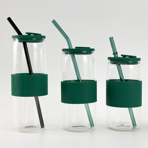 Botella cil&iacute;ndrica alta de vidrio transparente de borosilicato con banda de silicona