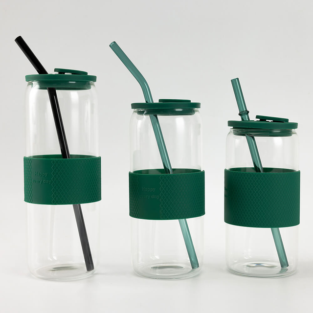 Botella cil&iacute;ndrica alta de vidrio transparente de borosilicato con banda de silicona