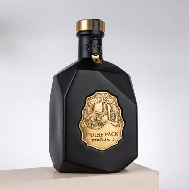 Estructura angular irregular Bordes facetados de licor Botella