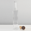 Botella de esp&iacute;ritu de vidrio de forma cuadrada de 700 ml con curvas elegantes