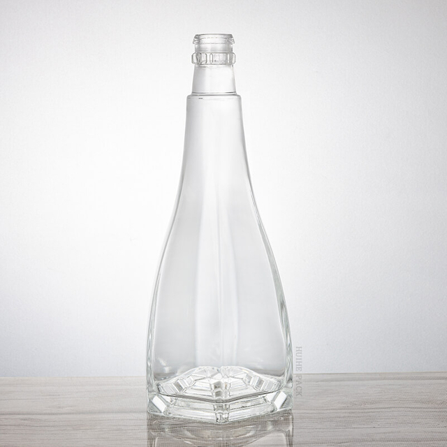 Botella de licor de vidrio c&oacute;nico aerodin&aacute;mico con crestas verticales