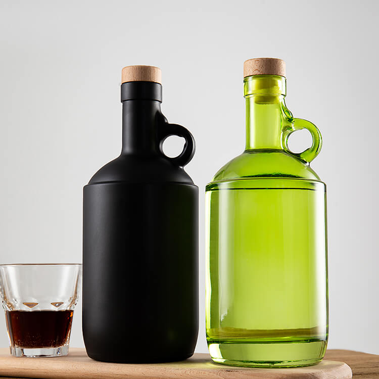 botella de vidrio de alcohol ilegal negro