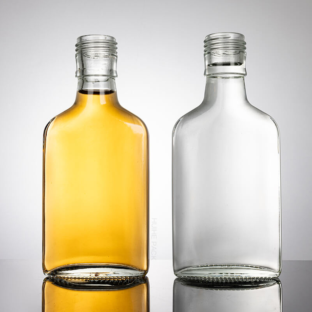 Botella de licor de vidrio plano al por mayor personalizada de 125 ml con tapón de rosca