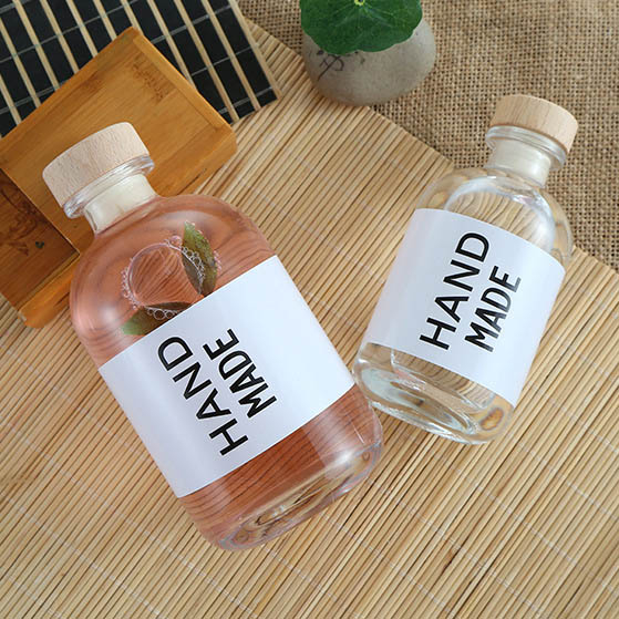 Botella de copa de vino de fruta redonda y helada transparente