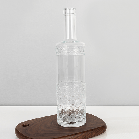 Botella de licor de vidrio de cilindro delgado en relieve de 700 ml con corcho