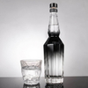 Botella de whisky de vidrio angular hexagonal con cuello largo