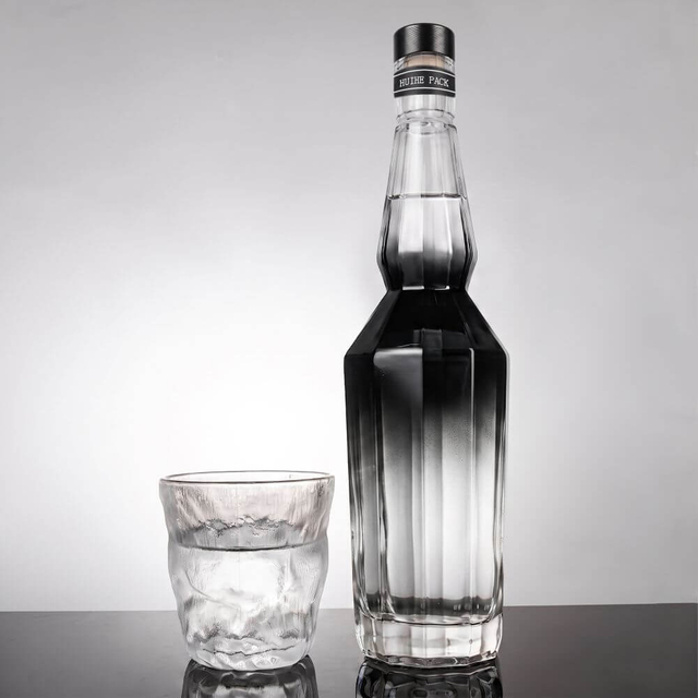 Botella de whisky de vidrio angular hexagonal con cuello largo