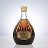 Botella de licor de vidrio en forma de pera con patrones de acanalado vertical