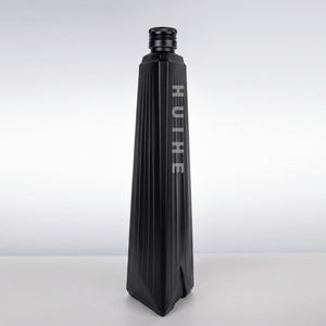 Botella de licor de vidrio con patr&oacute;n de nervaduras triangulares delgadas de 700 ml