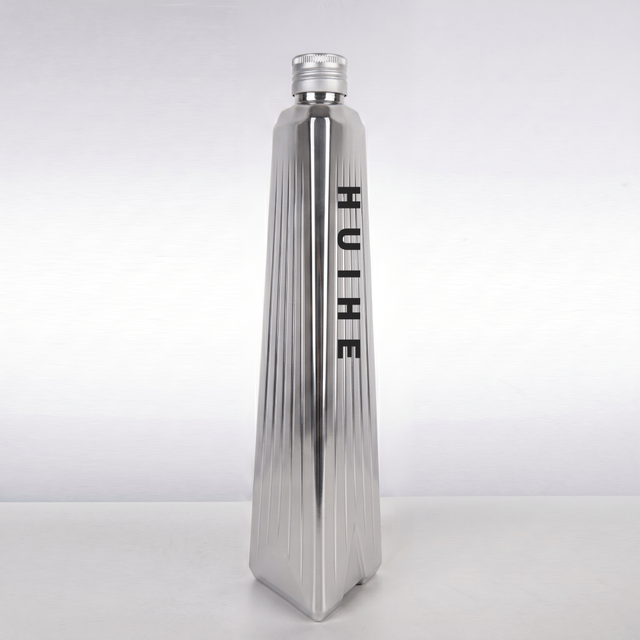 Botella de licor de vidrio con patr&oacute;n de nervaduras triangulares delgadas de 700 ml