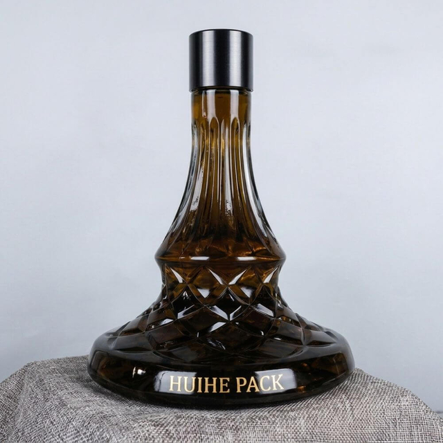 Botella de licor de fondo ancho con un diamante - estampado