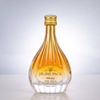 Botella de licor de vidrio en forma de pera con patrones de acanalado vertical